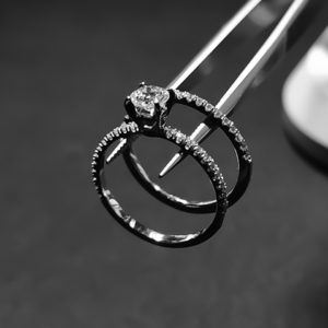 Un Anillo de brillantes y un Solitario de Oro blanco con un brillante de 0,43 quilate certificado HRD